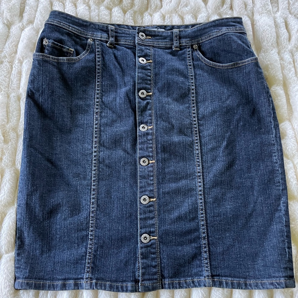 Chico’s Platinum navy denim jean button-front skirt w/ front & back pockets. ❣️